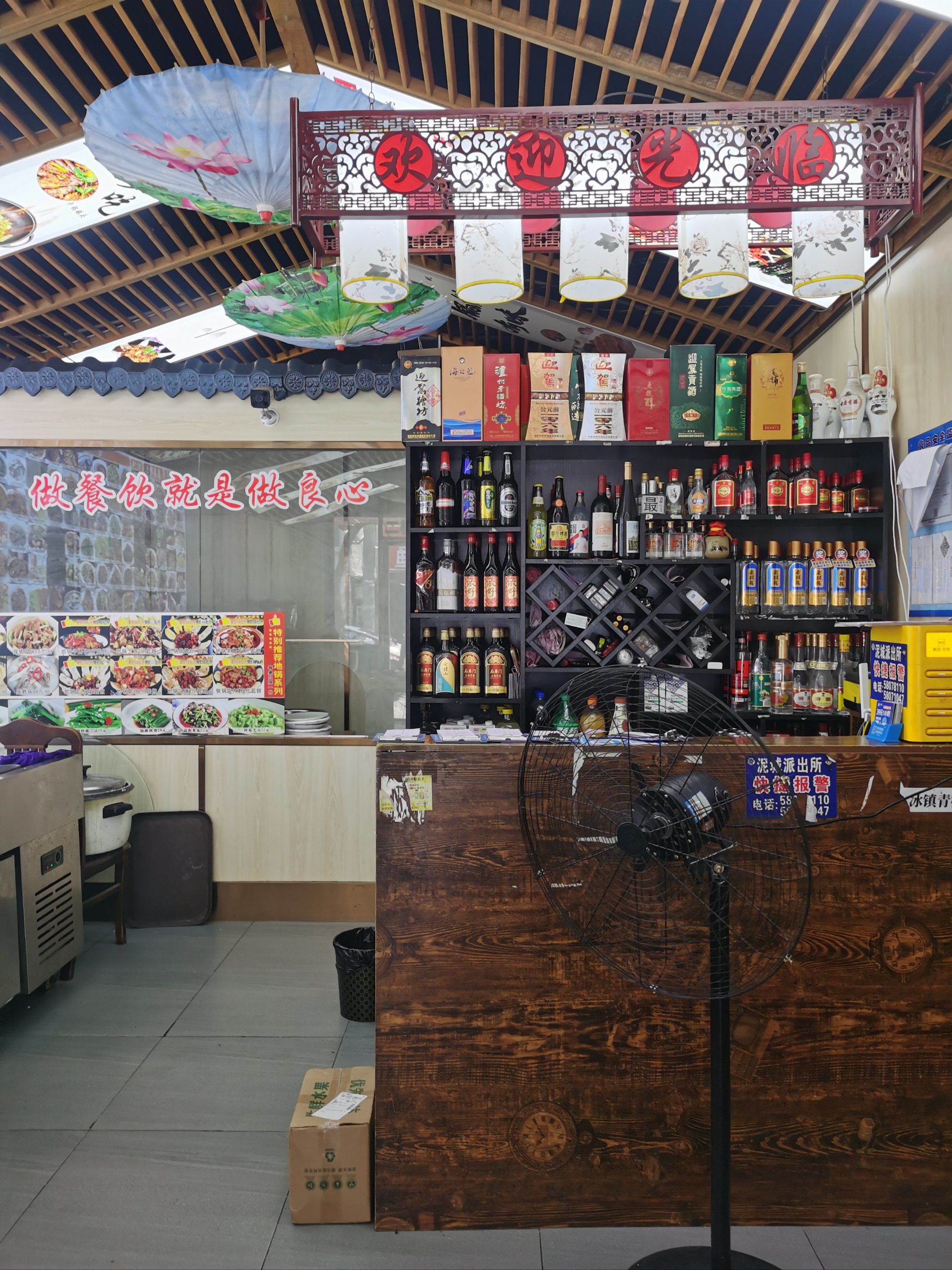 周末到了浦东新区的泥城镇,中午就在这附近找了这家「小虾小炒 川湘菜