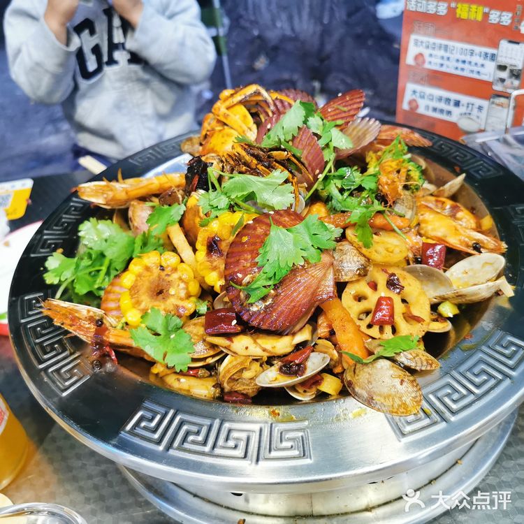 吃到晚上就爆满了，路边有些摊位，都坐到路对面了