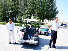 他们简直不是人，左边的是把游客甩出车畜生-北京拉斐特城堡酒店