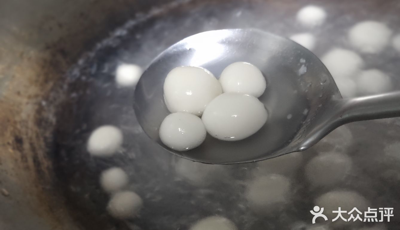 利用家里的糯米粉来做一个简单的小丸子吧！