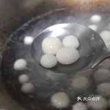 利用家里的糯米粉来做一个简单的小丸子吧！