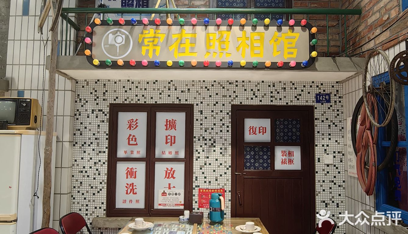都是丹东80年代的街头旧景，和丹东代表性的企业标牌