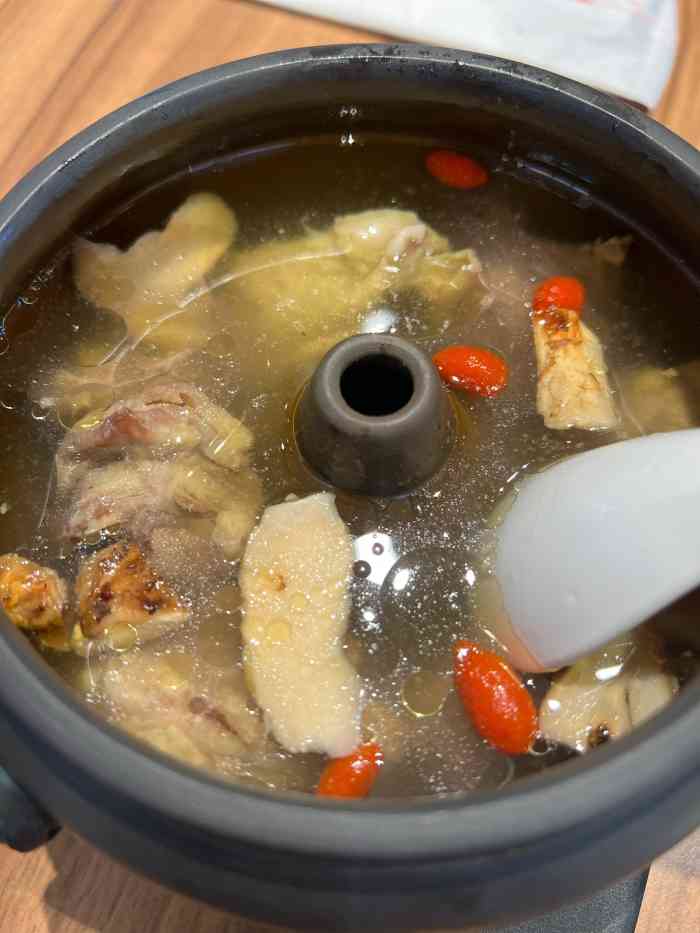 云海肴云南菜(昆明长水机场店)-"正宗云南菜,有两个用餐区,这米线看着