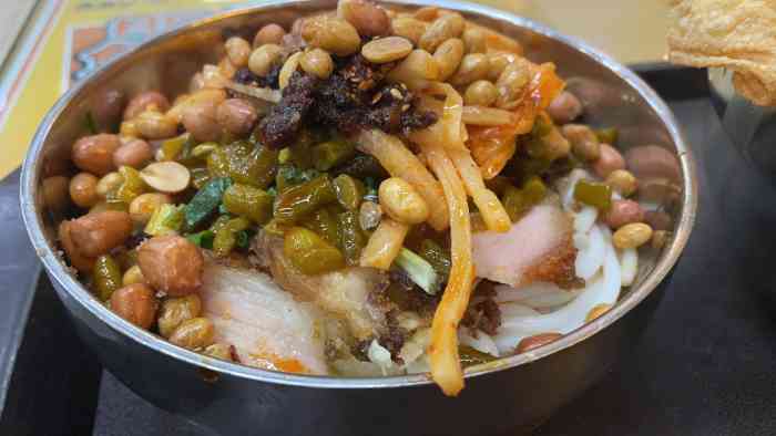 红鼻子桂林米粉(新年华购物中心店)-"开了好多年的饭馆了,正宗的桂林