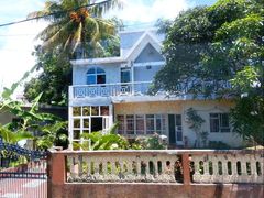 -西沃古尔·拉姆古兰爵士国际机场