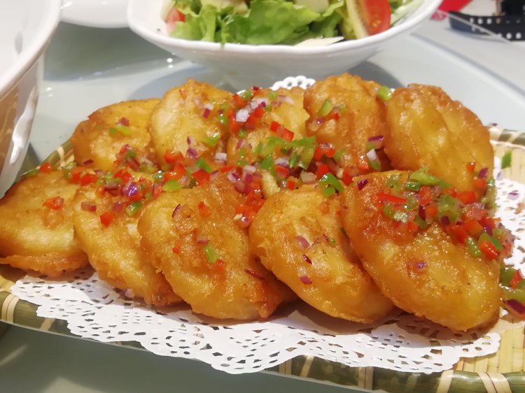 ⑤椒盐藕盒,这道菜是咸甜口的,口感很清脆,炸至酥黄,却不油腻.