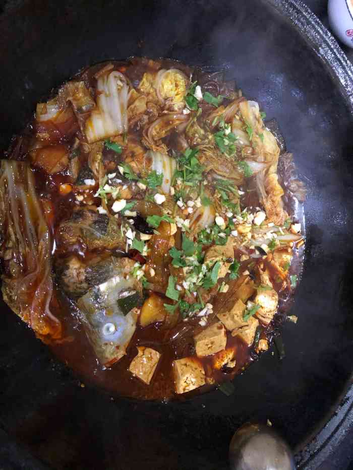 老渔翁笨锅炖-"跟团游,第一晚晚餐自理,在承德搜了一下酒.