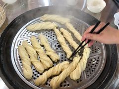 -粘豆包柴火铁锅炖