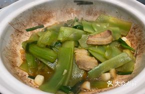 Braised Lettuce in Clay Pot