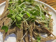 黑腐竹拌豆苗-一盏明灯全素斋(殊像寺店)