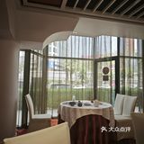 出地铁口就到了。我们去了中餐厅，吃了油泼面