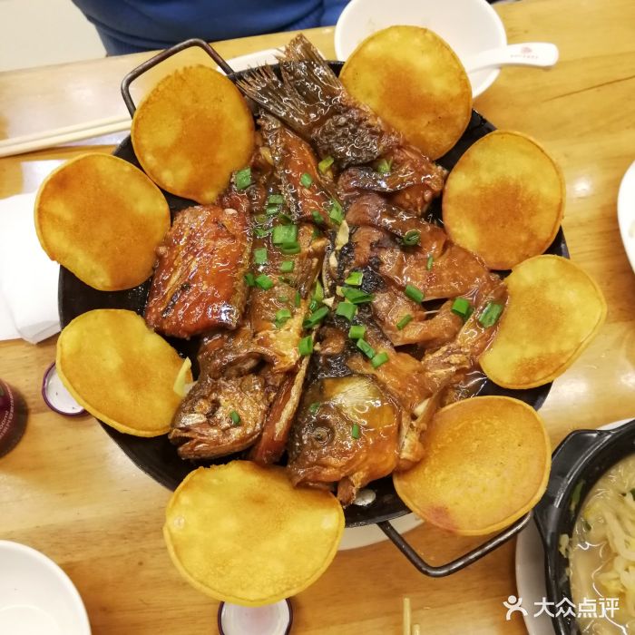 东北四季饺子王(宛平南路店)铁锅小饼焖杂鱼图片 - 第2张