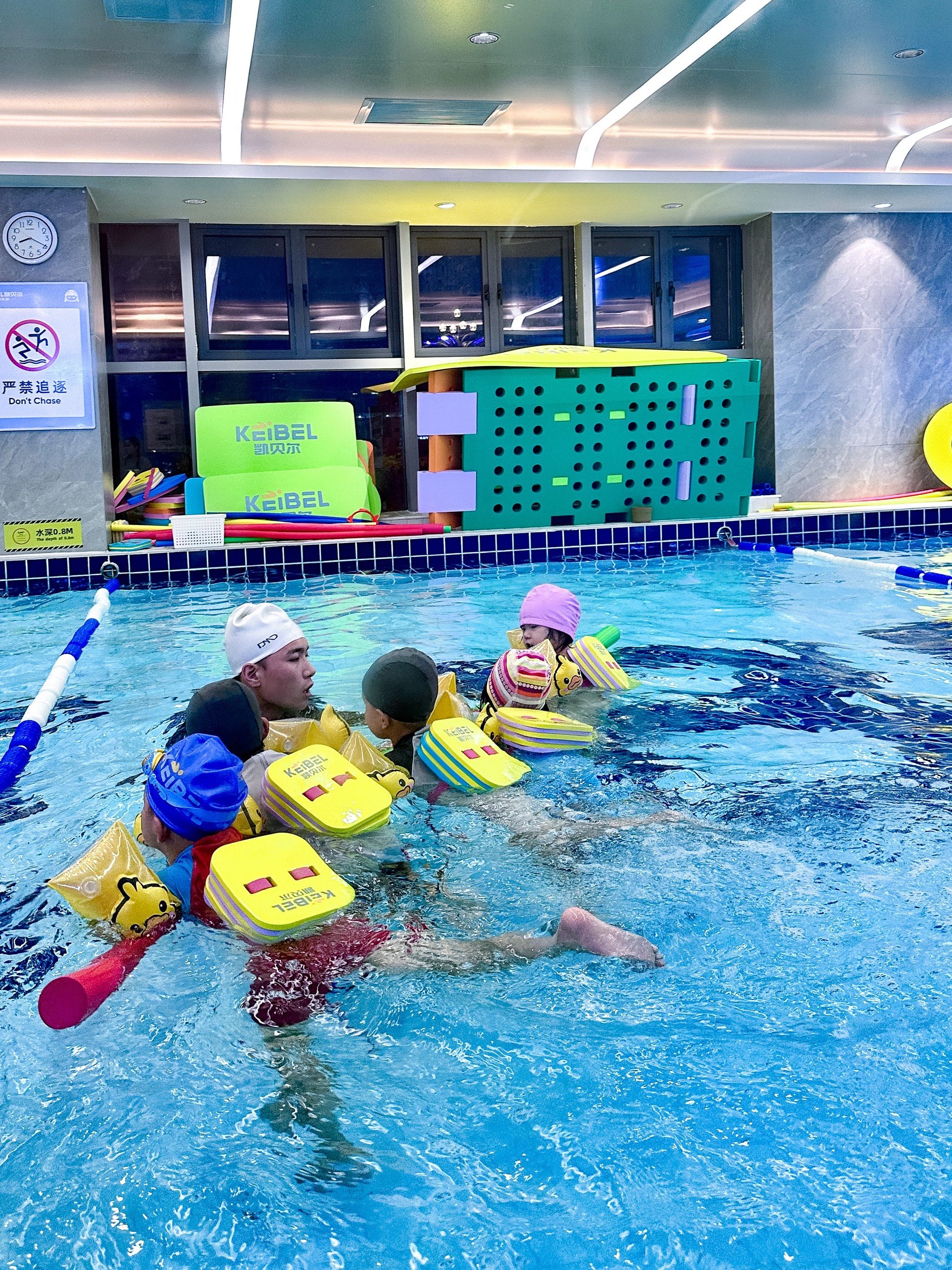 周末带小侄子出来游泳
找了家附近新开的这家儿童泳池
装修很有