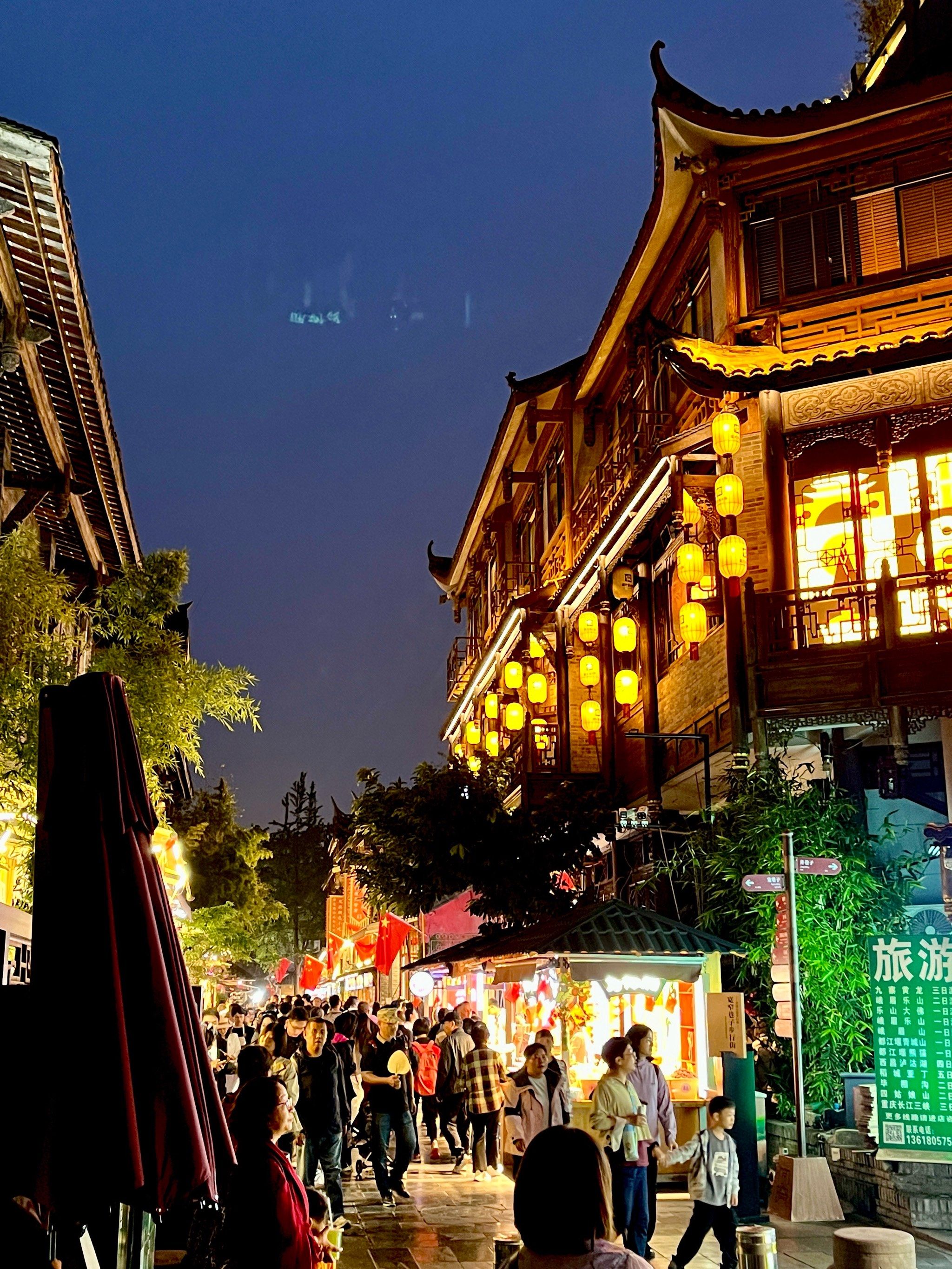 n
💁🏻‍♀️宽窄巷子是成都唯一遗留的清朝古街道,既有