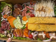 -山野的朋友露营炭火烤肉