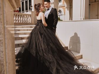 今天给大家分享的是我的第三组街拍婚纱照 -
