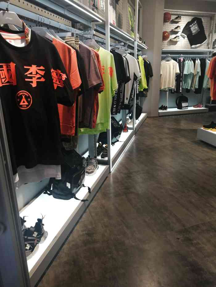 李宁(会展航洋城店"店面位于航洋国际城商场1楼,很不错的位置.