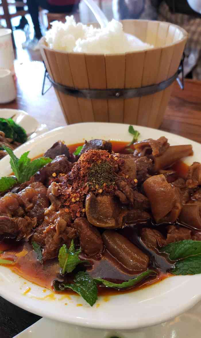 余记带皮马肉馆-"这家店环境还是不错的 第一次吃马肉 感觉.