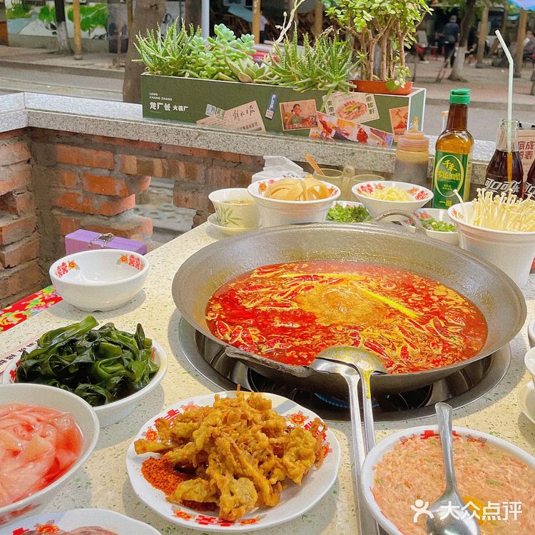 成都探店｜超出片的80年代街头火锅