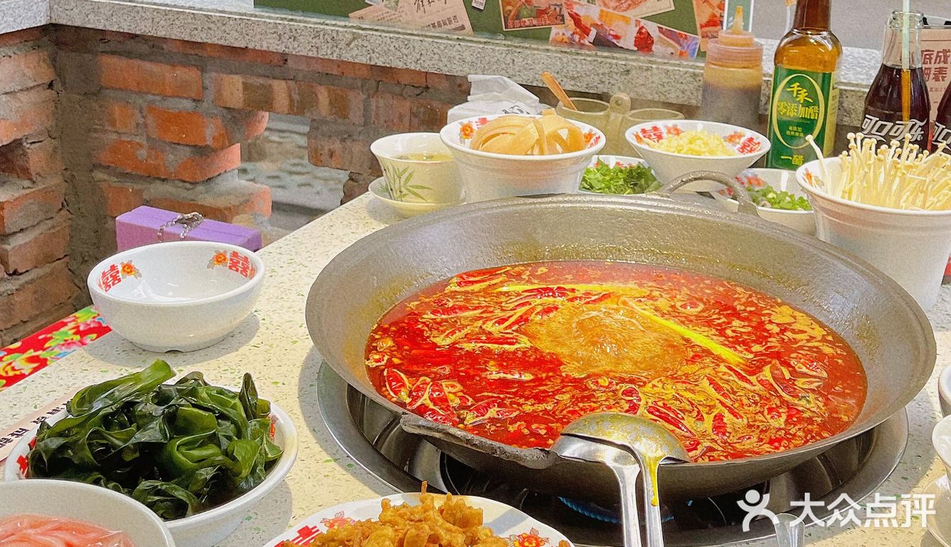 成都探店｜超出片的80年代街头火锅