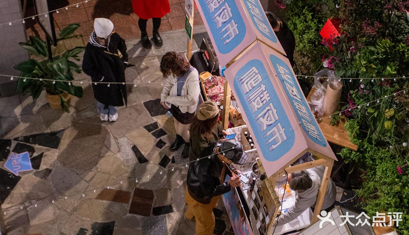 爬楼夜市6.0，过年前最需要一场怎样的市集