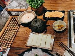 -吴氏老牌坊云南鱼豆花火锅店(通江街店)