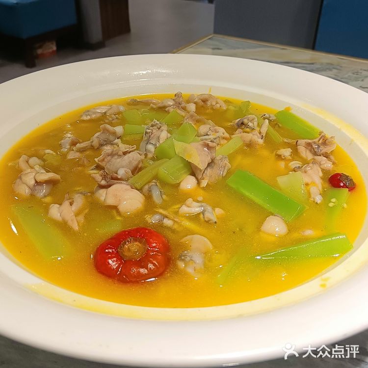 一百块就能吃到原价两百多的菜,四菜一果盘,两也足足的