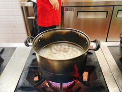 煮鱼丸的大锅-老滕家过桥米线(金鱼胡同店)