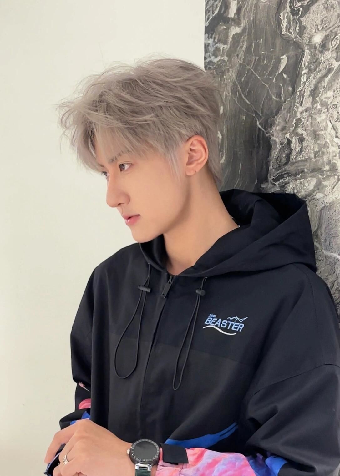 |超显白发色 男生发色推荐 奶茶色