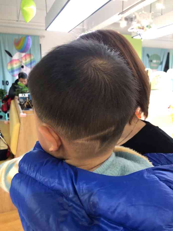 剪发很好看,助理芬芬非常热情.宝宝很开心,成功打卡捉迷藏