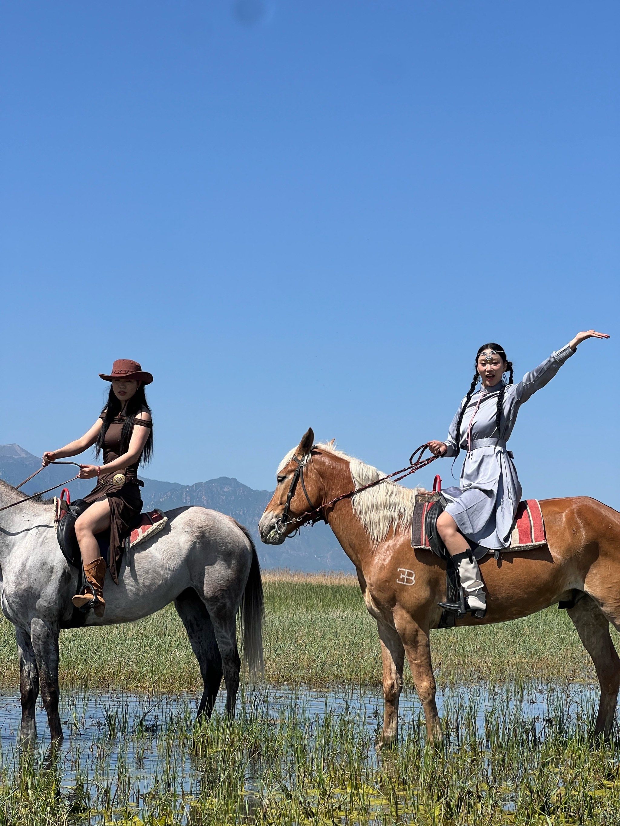 草原骑马就是这么飒🏇