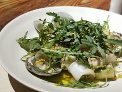 温热海鲜沙拉配牛油果-Mercato莫卡多露台餐厅与酒吧(K11店)