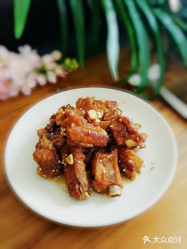 葱姜蒜切片。冷水锅放入排骨焯水