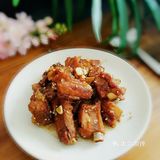 葱姜蒜切片。冷水锅放入排骨焯水