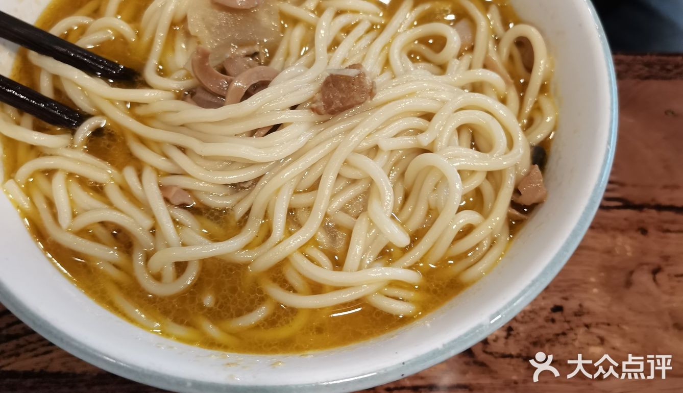 我吃的怪味面,小份的都吃的撑撑的,里面的绍子料很多