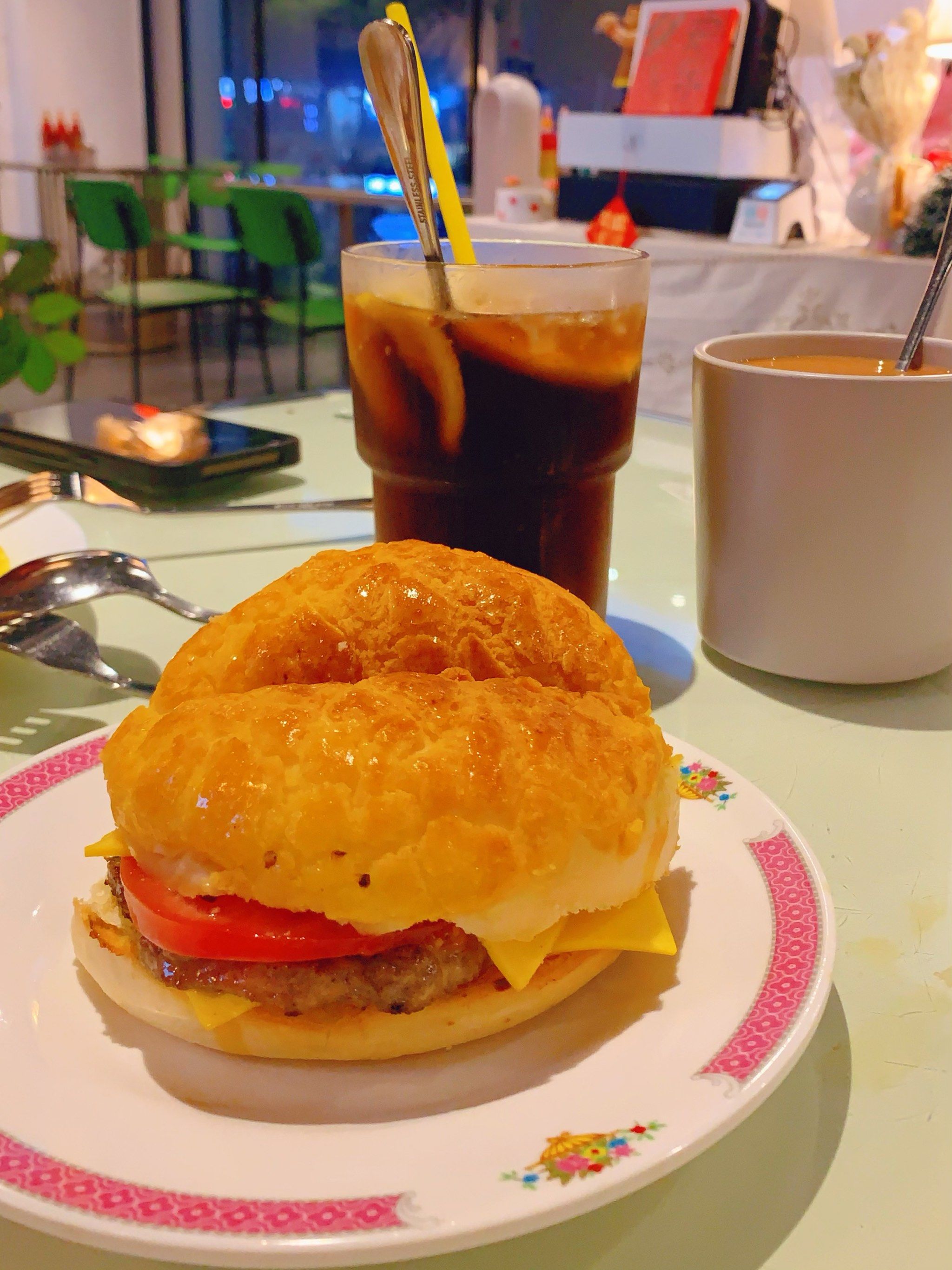 胜利港式餐厅 菠萝猪扒包很不错哦