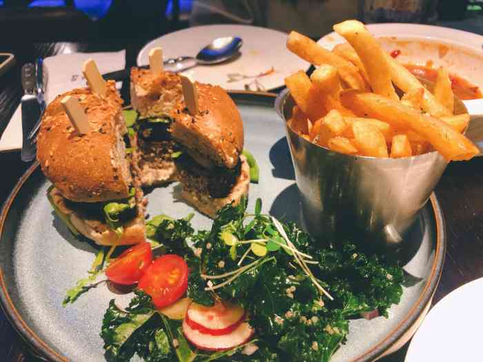 bluefrog蓝蛙(恒隆广场店)-"口味,环境,服务都不错!第一次来恰巧周一.