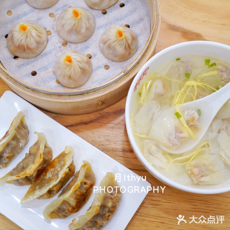 好吃蟹黄汤包咬一口会爆浆