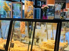 面包甜点陈列柜-Dough&Joe团憩(瑞虹天地月亮湾店)