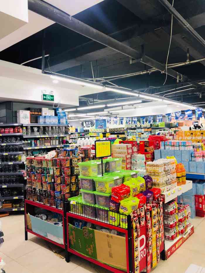 比一比生活超市-"这家超市真的是属于招牌超级大,然后门店超.