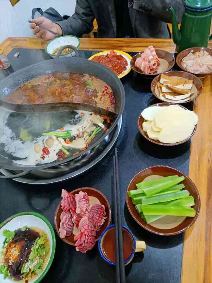 土碗老火锅-"真的第一次给这么低的评分,一进店就说底料.