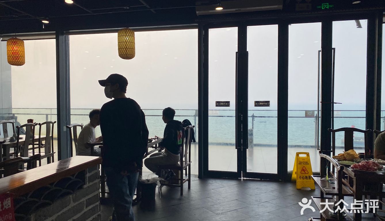 青岛看海的铜锅火锅店