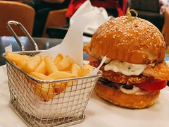美式汉堡套餐-WOLFGANG PUCK KITCHEN & BAR(迪士尼小镇店)