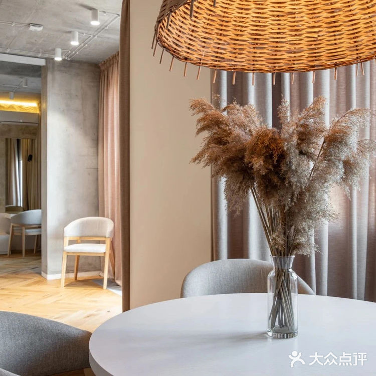 餐厅位于落地窗旁，光线透过暖色窗帘照入室内