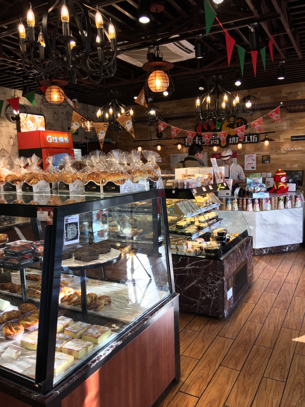 摩卡空间貌似来这里买西点面包的人没那么