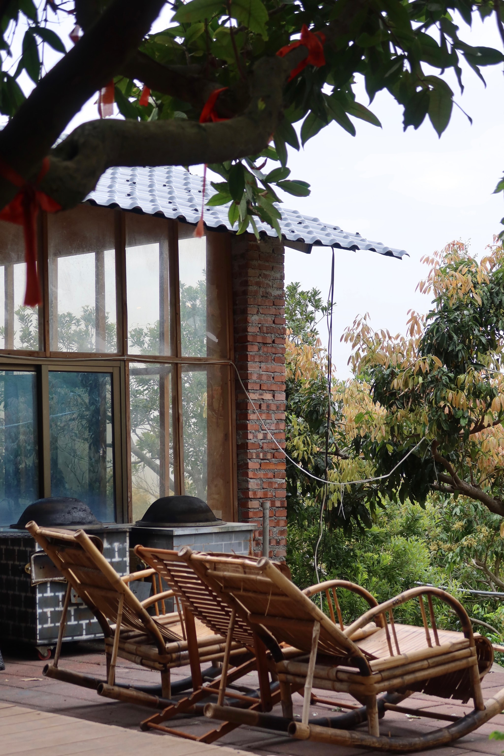 躲进大山下的茅草屋