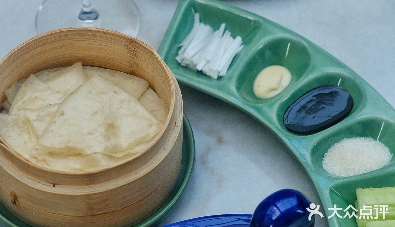 当桃红香槟遇上鱼子酱烤鸭