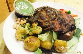 Supreme Beef Quinoa Salad