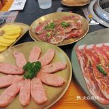 这家店的烤肉也太好吃了吧~