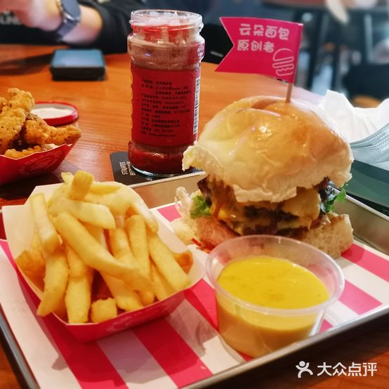 CHARLIE'S粉红汉堡(徐汇绿的缤纷店)